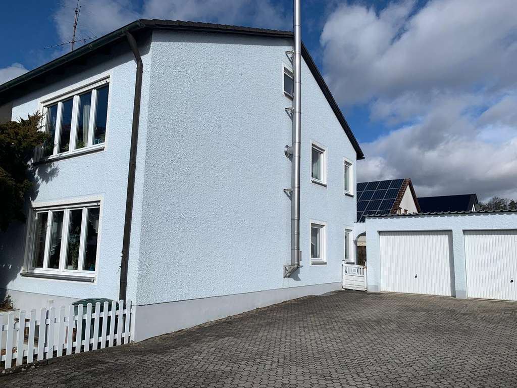 Immobilie in Regenstauf - Geräumiges Zweifamilienhaus mit Doppelgarage in Regenstauf - Bild 1