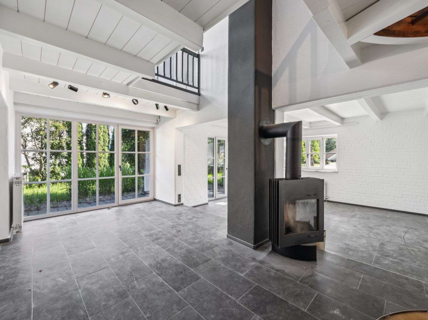 Immobilie in Aschau am Inn - Modernisiertes Mehrparteienhaus mit Büros in Aschau-Werk - Bild 2