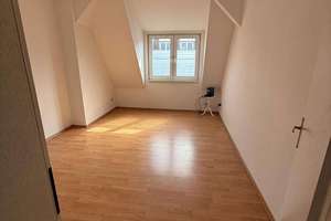 Wohnen über den Dächern: Charmante 3-Zimmer-DG-Wohnung mit Balkon – Die vollständige Adresse der Immobilie erhältst du vom Anbieter., 4178 Böhlitz-Ehrenberg, Leipzig – Vorschaubild 2