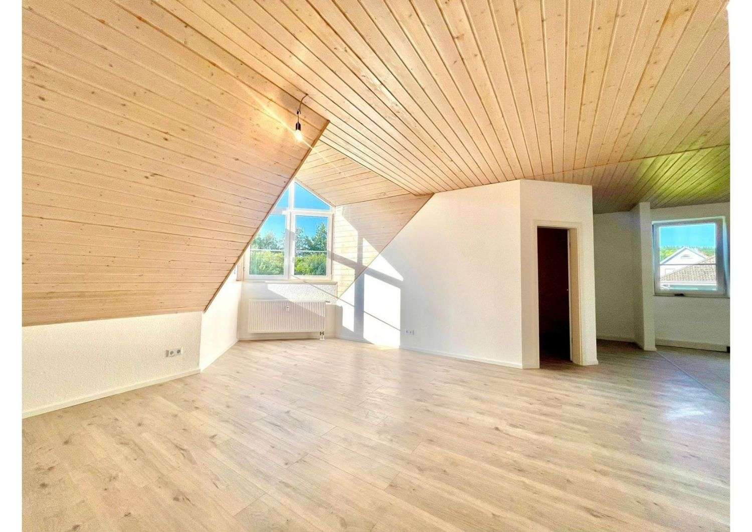 Immobilie in Lauchheim - Moderne Maisonette-Wohnung mit Balkon, Garage  3 Stellplätzen - Bild 1