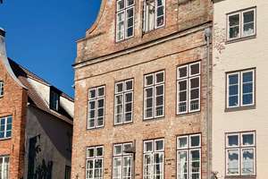Altstadtwohnung direkt an der Trave – Blick auf Salzspeicher und Holstentor-Türme, 89 m², bezugsfrei