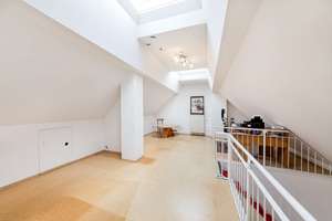 Urban wohnen, ruhig ankommen – große 3-Zimmer-Galeriewohnung im Münchner Süden – Die vollständige Adresse der Immobilie erhältst du vom Anbieter., 81379 Obersendling, München – Vorschaubild 4