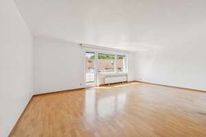 Großzügige 4-Zimmer-Wohnung mit Balkon, Garage & Pool