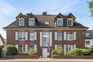 „Haus im Haus“ - Rheinnahe Maisonette mit Traumgarten