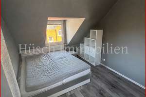 **huesch-immobilien.de**
Charmante 3.5-Zimmer-Dachgeschosswohnung mit Balkon in Essen-Schonnebeck – Die vollständige Adresse der Immobilie erhältst du vom Anbieter., 45309 Schonnebeck, Essen – Vorschaubild 9