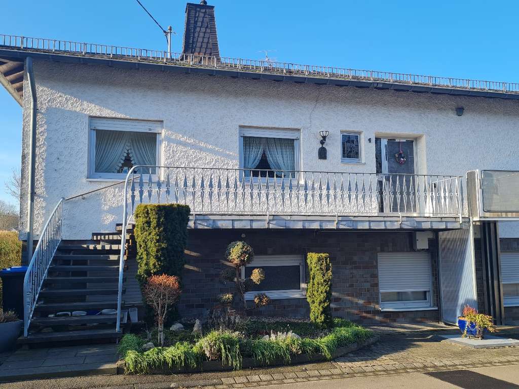 Immobilie in Walsdorf - Sehr gepflegtes EFH - mit 2 Wohneinheiten, Balkon, Terrasse,Garage,Rollstuhllift in Walsdorf - Bild 0