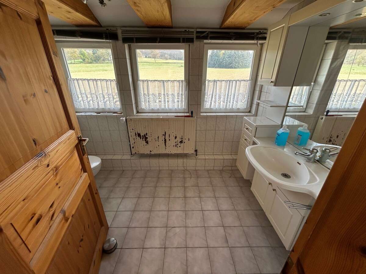 Immobilie in Extertal - Abseits des Stadtlärms - Zweifamilienhaus mit viel Grundstück und Option auf Ferienwohnung - Bild 1