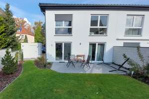 ELEGANTE DHH - NEUBAU - MIT 4 ZIMMERN, EBK, TERRASSE, GEPFLEGTER GARTEN, GARAGE AM HAUS, RUHIGE LAGE – Die vollständige Adresse der Immobilie erhältst du vom Anbieter., 64546 Mörfelden-Walldorf – Vorschaubild 9