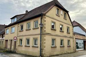 Wohnhaus, 3 WE + DG-Ausbau möglich; zentrale Lage, Garage, renovierungsbedürftig! – Die vollständige Adresse der Immobilie erhältst du vom Anbieter., 96106 Ebern – Vorschaubild 2
