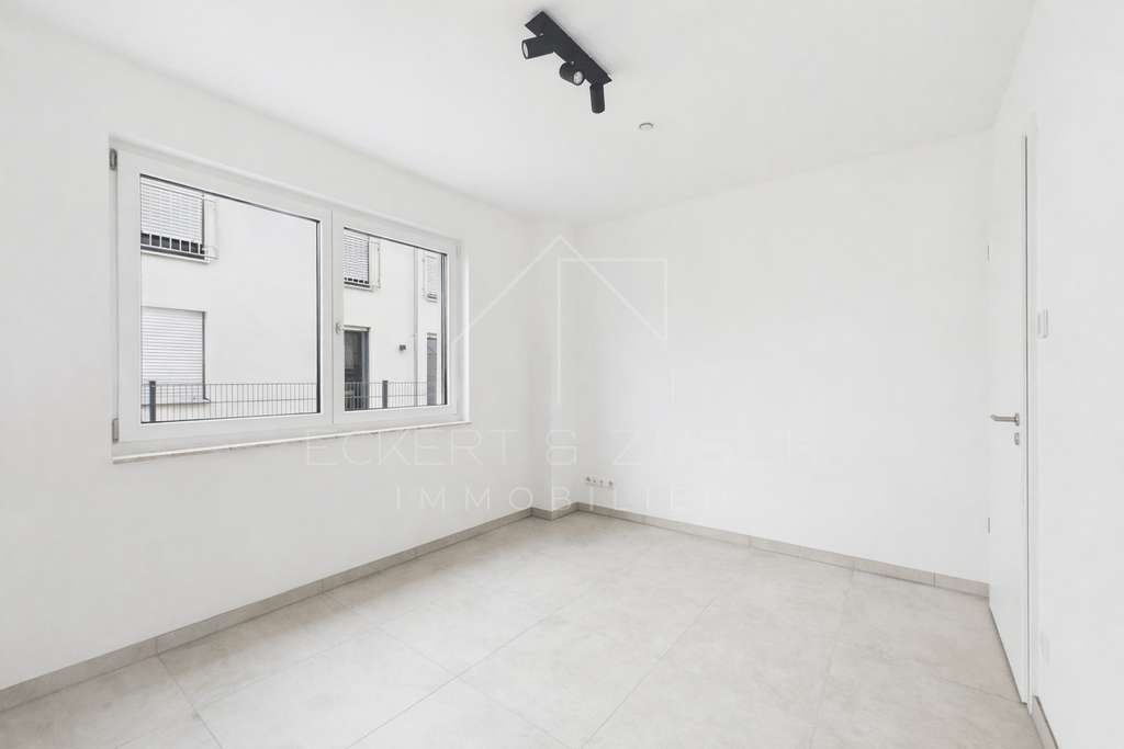 Immobilie in Großhabersdorf - Neuwertige 5-Zimmer-Doppelhaushälfte mit KNX, PV-Anlage & Doppelgarage - Bild 4