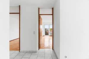 ++ Wohnen mit Weitblick: Großzügige 4-Zimmer- Eigentumswohnung mit Balkon in Stuttgart-Rohr ++ – 70565 Rohr, Stuttgart – Vorschaubild 2