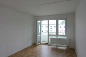 Lichtdurchflutete Dreiraumwohnung mit Balkon zu vermieten – Heeresbergstraße 22, 7549 Lusan-Zentrum, Gera – Vorschaubild 1