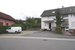 Entwicklungsfähiges Mehrfamilienhaus, grosszügiges Grundstück, Garagen, plus 8 Stellplätze – Hohenlohekreis – Vorschaubild 5
