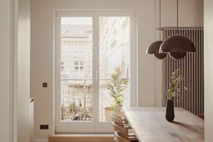 Altbau von 1863 mit offener Küche, sonnigem Südbalkon und warmen Materialien – Marienstraße 2, 10117 Mitte (Ortsteil), Berlin – Vorschaubild 3
