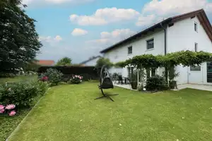 Fast wie neu: Ihr neues Zuhause mit Blick ins Grüne, Doppelgarage und Carport, zeitnah beziehbar – Ebersberg (Kreis) – Vorschaubild 1