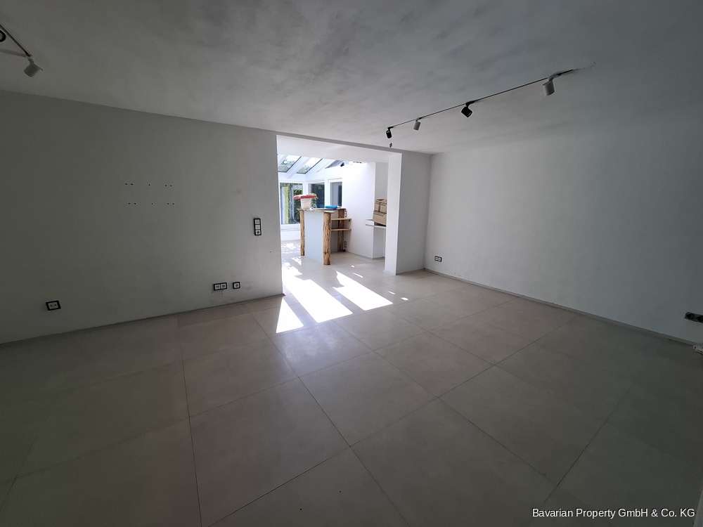 Immobilie in Rimbach - Fast ALLEINLAGE! Umfangreich saniert-Bezugsfrei! EFH mit sep. ELW, 1.600 ² Grd, 93485 Rimbach - Bild 1