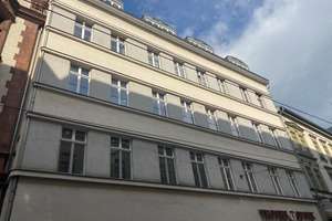 Helles Apartment mit Einbauküche und bodentiefem Fenster mitten in der City!