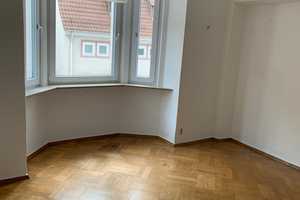 Stilvolle 3-Zimmer-Wohnung mit Balkon und EBK in Stuttgart – Schwarenbergstraße 143, 70184 Stuttgart – Vorschaubild 1