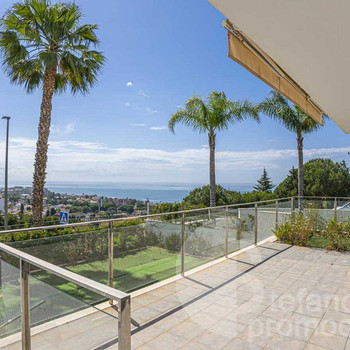 FAST NEUWERTIGE LUXUSVILLA IN MÁLAGA ESTE MIT ATEMBERAUBENDEM MEERBLICK UND PREMIUMQUALITÄT.