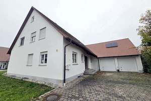 Gepflegtes Zweifamilienhaus mit schönem Garten und Doppelgarage – Die vollständige Adresse der Immobilie erhältst du vom Anbieter., 86756 Reimlingen – Vorschaubild 1