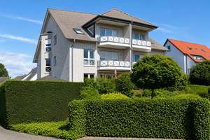 Helle Dachgeschosswohnung mit Sonnenbalkon und Weitblick