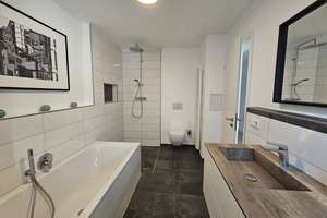 Moderne 2 Z. Wohnung mit neuwertiger EBK und Parkplatz