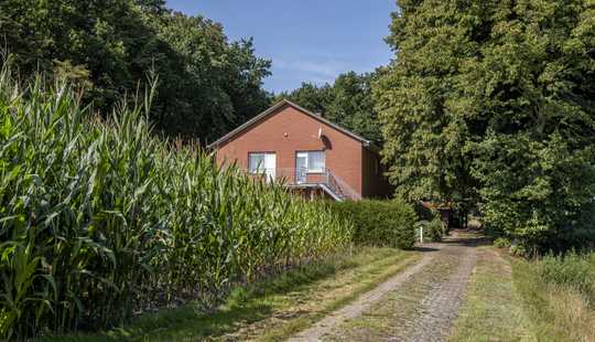 Bild von Massiv gebautes Wohnhaus mit Nebengebäuden und angrenzendem Ackerland in Alleinlage insg. 16.763 m²