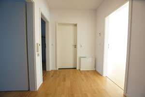 Moderne und großzügige
5 Zimmer-Wohnung über zwei Etagen mit separatem Eingang und Einbauküche – 40549 Heerdt, Düsseldorf – Vorschaubild 8