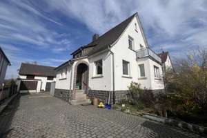 Solides Einfamilienhaus mit Nebengebäude auf in zentraler Lage auf Wunsch mit iSFP – Die vollständige Adresse der Immobilie erhältst du vom Anbieter., 64401 Groß-Bieberau – Vorschaubild 1