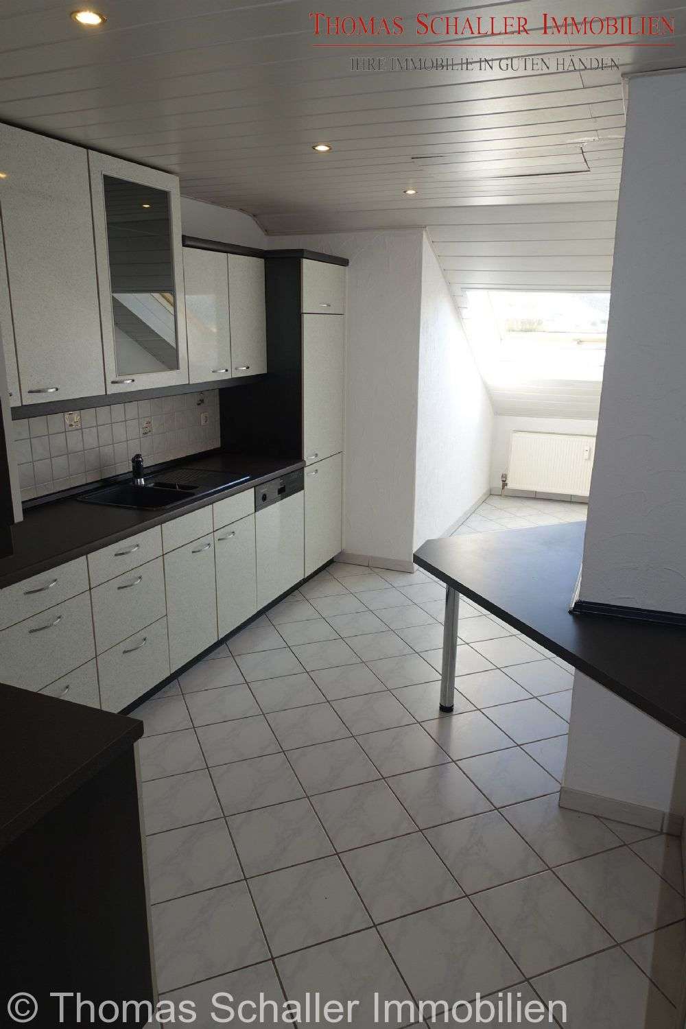 Immobilie in Velburg - Ein-/ Zweifamilienhaus in Hanglage mit Garage, Terrasse, Balkon, Loggia, EBK in Velburg bei Neumarkt - Bild 2