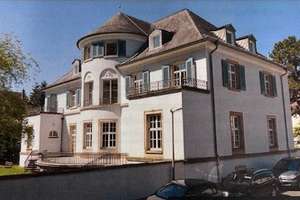 Stilvolle Altbauwohnung mit Parkett und modernem Bad