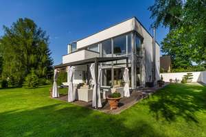 Bildschöne Bauhaus-Villa mit erstklassiger Ausstattung und sonnigem Südwestgarten – Die vollständige Adresse der Immobilie erhältst du vom Anbieter., 13585 Spandau (Ortsteil), Berlin – Vorschaubild 23