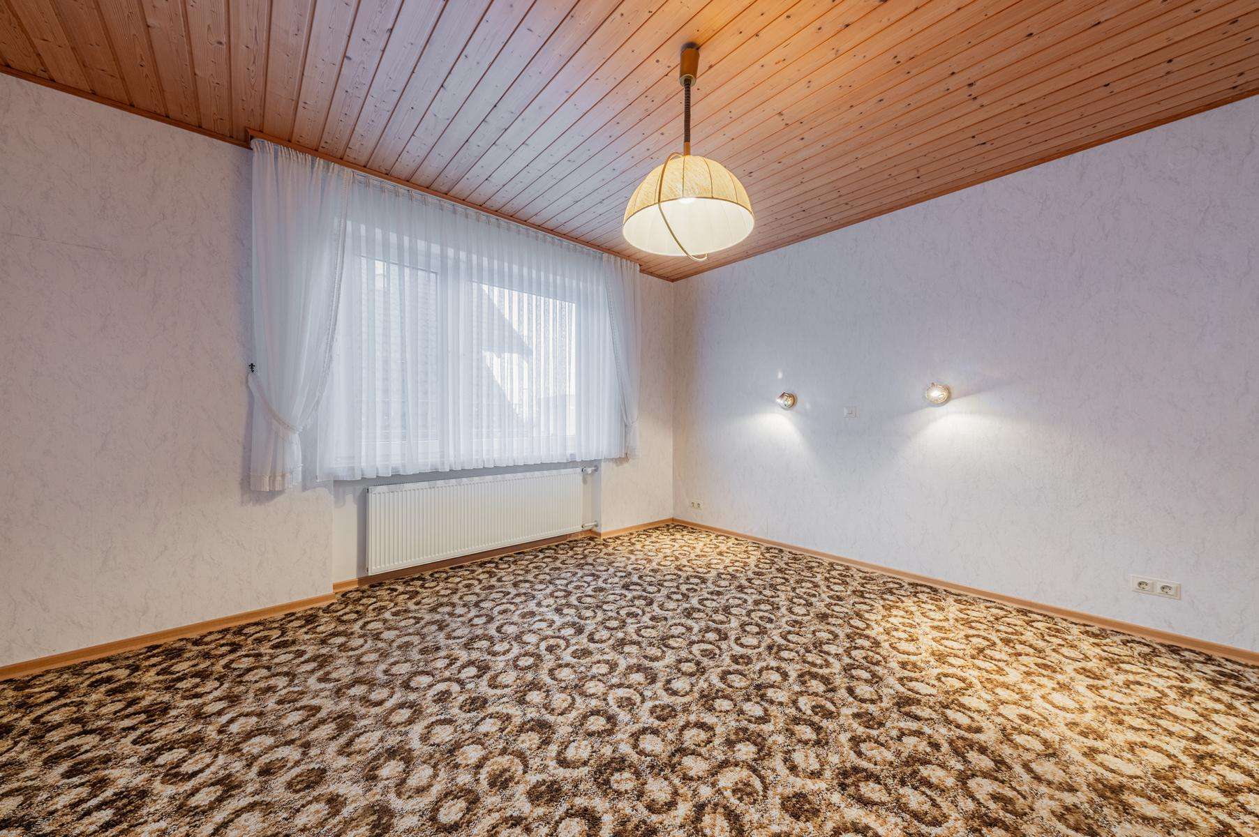 Immobilie in Altweidelbach - Großzügiger Bungalow mit Garage, möglicher Einliegerwohnung und pflegeleichter Grünfläche - Bild 0