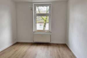 Helle kl. Altbauwohnung, Nähe Uni, 1 Raum + Küche , Diele, Wannenbad, 2024 saniert, Einbauküche – Ellernstr. 69, 45326 Altenessen-Süd, Essen – Vorschaubild 2
