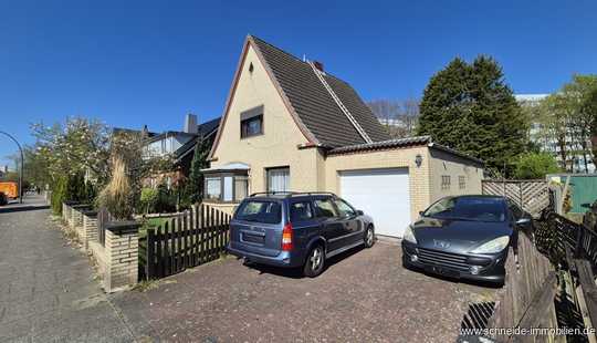 Bild von Grundstück mit Perspektive: Sanierungsbedürftiges Einfamilienhaus mit Neubaupotenzial in gewachsener