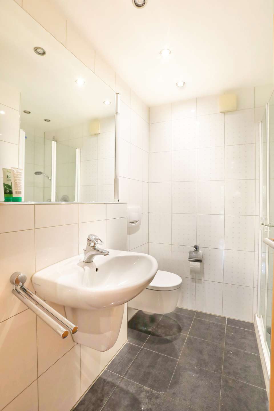 Immobilie in Hammersbach - Stilvoller Bungalow mit separater ELW, Doppelgarage & großem Grundstück - Bild 2