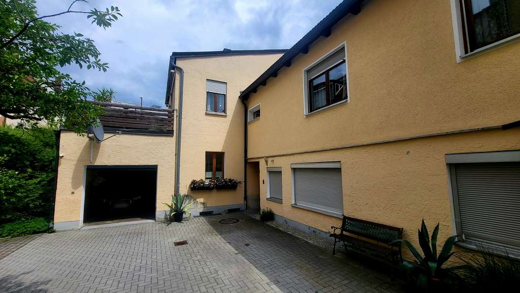 Immobilie in Weiden in der Oberpfalz - Einfamilienhaus mit Garage in sehr guter Lage von Weiden - Bild 0