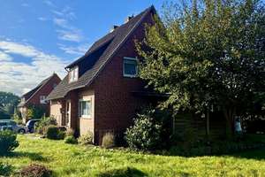 Charmantes Mehrfamilienhaus mit drei vermieteten Wohneinheiten / 2 Garagen / Balkon in Liebenau! – Die vollständige Adresse der Immobilie erhältst du vom Anbieter., 31618 Liebenau – Vorschaubild 1