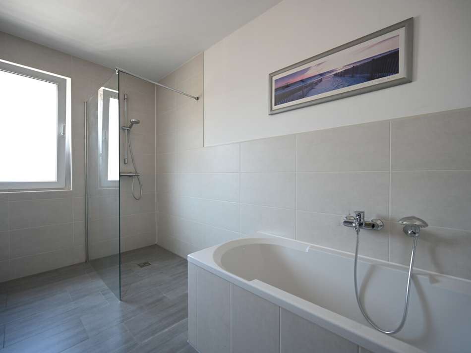 Ansicht Dusche und Badewanne
