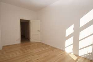 ALTBAUWOHNUNG IN INNENSTADTLAGE! Ca. 107 m² Wfl, 4 Zimmer, 3 Schlafzimmer, 1 Badezimmer und Garage. – Die vollständige Adresse der Immobilie erhältst du vom Anbieter., 65185 Mitte, Wiesbaden – Vorschaubild 14