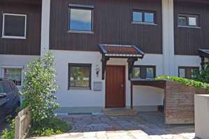 Geräumiges sowie vielseitiges RMH in exzellenter Lage – Isaraustraße 40-54, 82538 Geretsried – Vorschaubild 1