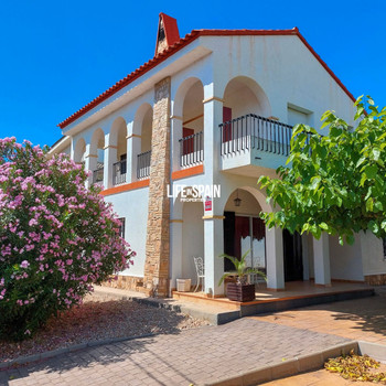 Villa mit Pool, Touristenlizenz, Wasser und Strom aus dem öffentlichen Netz und eigenem Brunnen