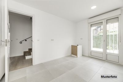 Familienfreundlich - Doppelhaushälfte mit Doppelgarage und Gartenfläche