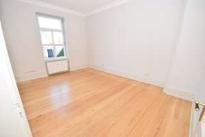 BESTES NORDEND: 4-Zi.-STIL-ALTBAU m. gr. BALKON, DIELENBODEN, FLÜGELTÜR, EBK, WANNENBAD – Die vollständige Adresse der Immobilie erhältst du vom Anbieter., 60318 Nordend-West, Frankfurt am Main – Vorschaubild 4