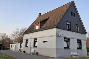 von privat: Riesengrundstück mit 2-FH in Delmenhorst-Neuendeel