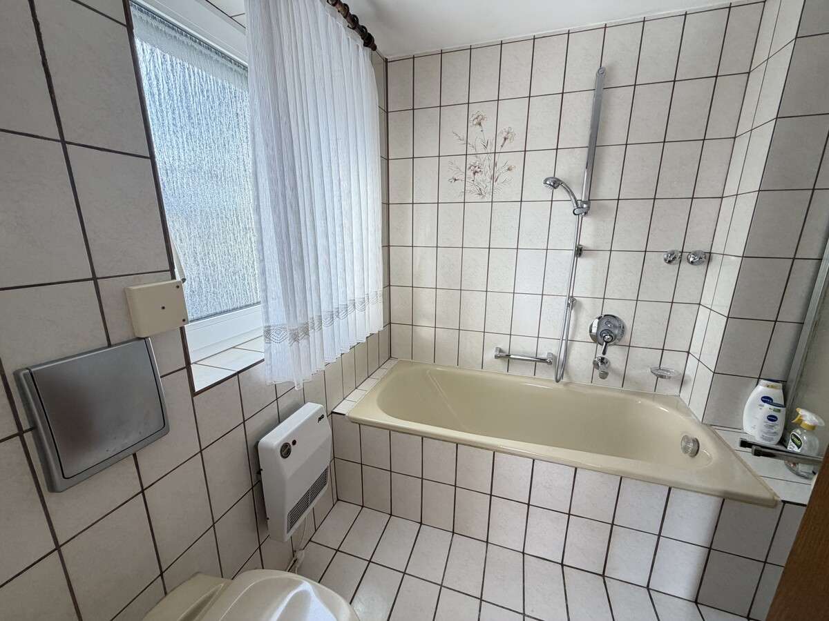 Immobilie in Regensburg - Renovierungsbedürftiges Zweifamilienhaus mit flexiblen Nutzungsmöglichkeiten in ruhiger Traumlage! - Bild 1