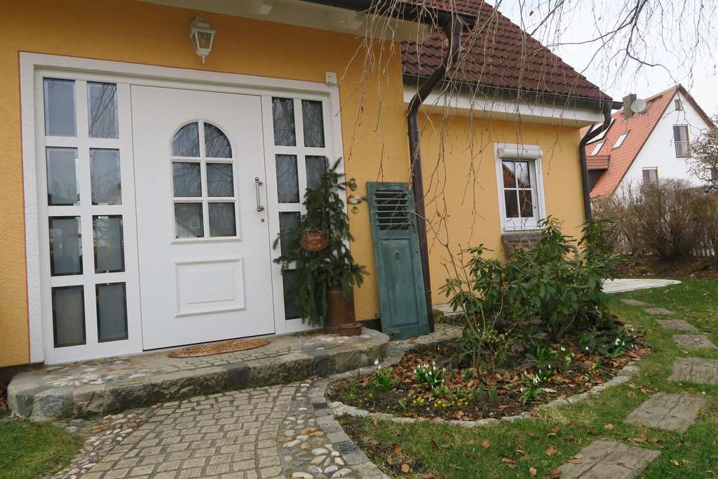 Immobilie in Althegnenberg - Wohnen wie im Urlaub: Einfamilienhaus mit Schwimmteich, Traumgarten und überdachter Terrasse - Bild 1