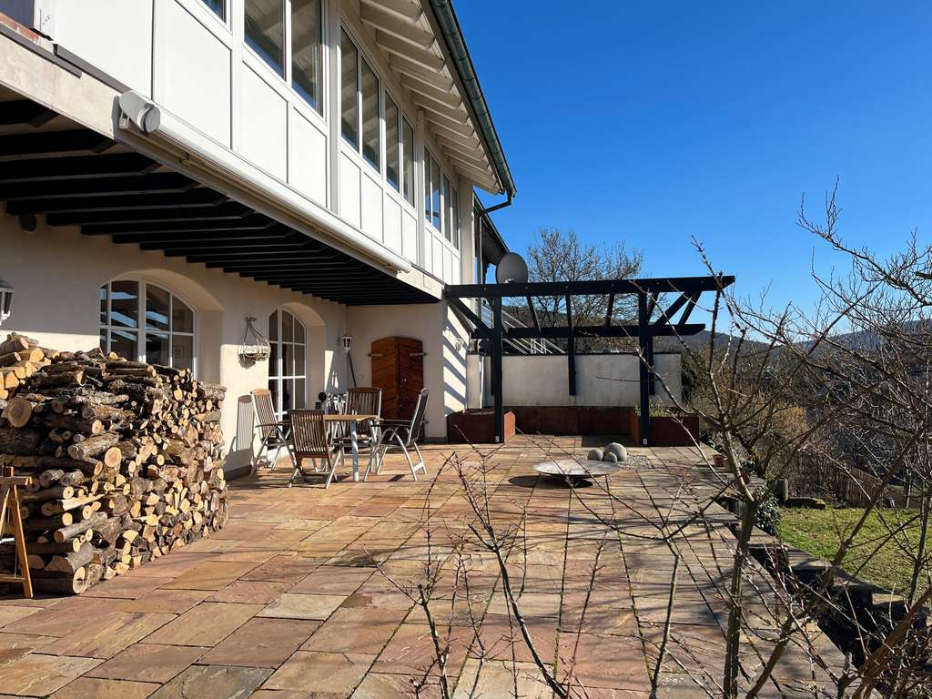 Immobilie in Mömlingen - Außergewöhnliches Split-Level-Einfamilienhaus mit Einliegerwohnung, Terrassengarten und Doppelgarage - Bild 1