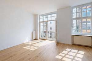 Modernisierte Altbauwohnung mit hohen Decken und lichtdurchflutetem Wohnbereich – Die vollständige Adresse der Immobilie erhältst du vom Anbieter., 10437 Prenzlauer Berg, Berlin – Vorschaubild 1