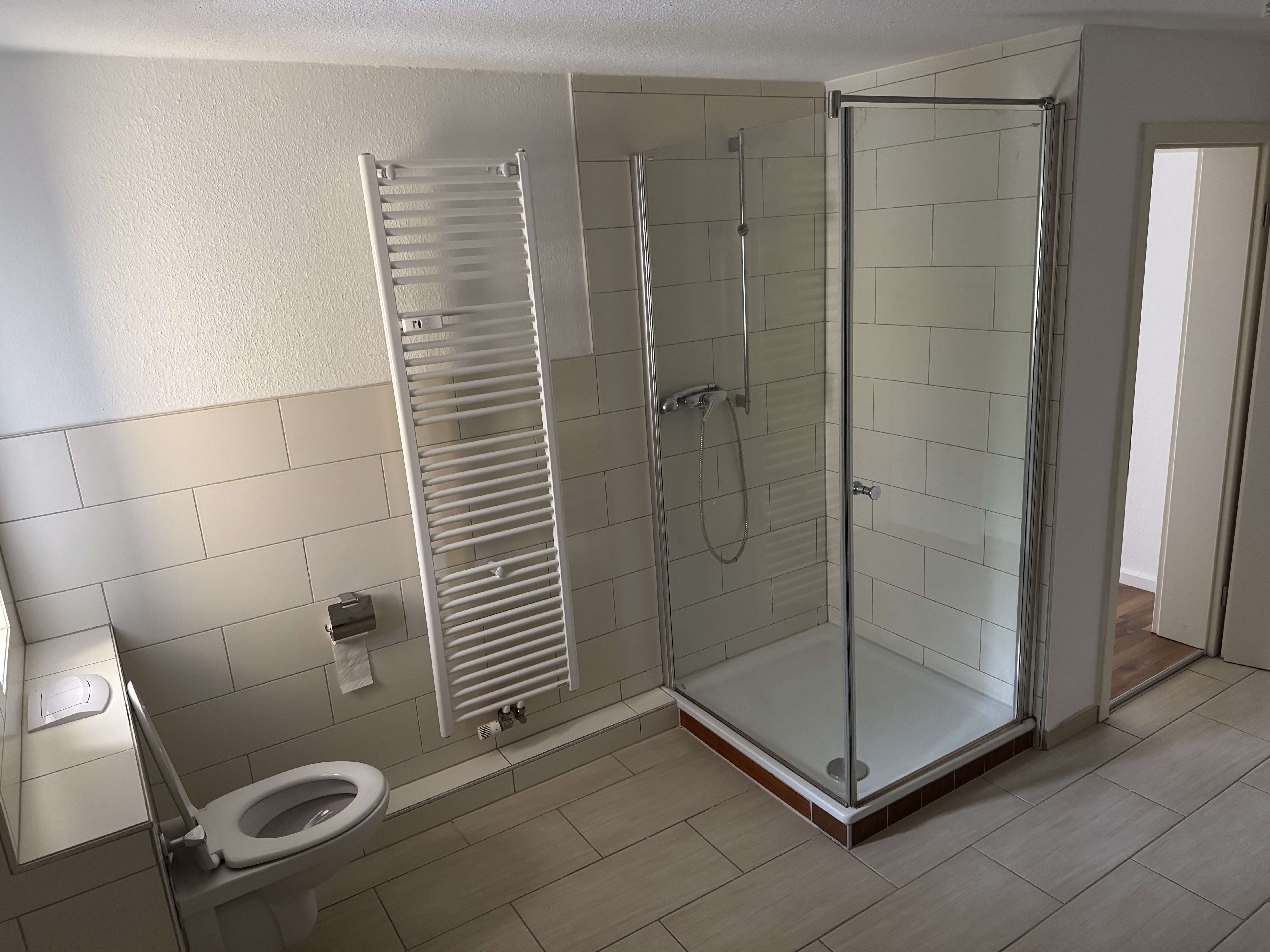 Immobilie in Ebersbach an der Fils - Familientraum mit Stil: Neu renovierte 5-Zimmer Wohnung mit großer Terrasse & morderne EBK  - Bild 2